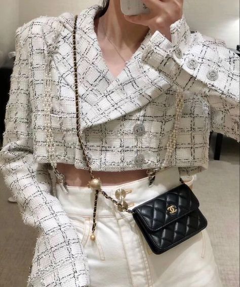 CHANEL | MINI | BLACK | GOLD | CROSSBODY | INSPIRATIE | INSPIREREN | FASHION | FASHION WEEK | TRENDS | 2020 | LOOKS | LEATHER | LEER | BAGS | TASSEN | MODE | FASHION | FENDI SCARF | SPRING/SUMMER | BLOGGER | AUTUMN/WINTER | INFLUENCER | CELEB | RUNWAY | VINTAGE  | 2021 | AMSTERDAM | DESIGNER BAGS | LUXURY | RUNWAY |INTERNATIONAL STYLE INSPIRATION | TWEEDEHANDS | Chanel Hijab Outfit, Chanel Mini Outfit, Chanel Mini Bag Outfit, Chanel 22 Mini, Chanel Belt Bag, Chanel Mini Bag, Sac En Cuir Diy, Chanel 22, Chanel Woc