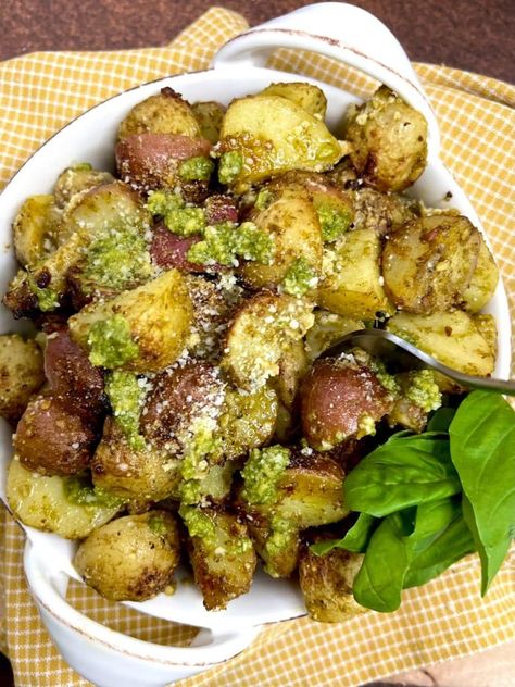 Easy Pesto-Roasted Potatoes Italian Sides, Christmas Turkey Dinner, Friendsgiving Food Ideas, Pesto Potatoes, Friendsgiving Food, Mini Potatoes, I Want Food, Green Beans And Potatoes, Potato Sides