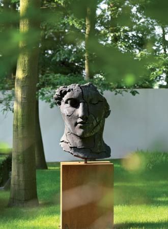 Garden Statuary | Modern Sculptures In Garden, Statue Stand, Cats Reaction, Garden Statuary, Landscape Designers, Concrete Sculpture, Areas Verdes, Garden Sculptures, Art Stand