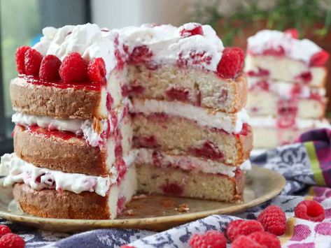 This Raspberry Meringue Cream Cake somehow manages to be both decadent and light. A perfectly moist and fluffy vanilla cream sponge is layered with raspberry… Raspberry Meringue, Cream Fresh, Meringue Cake, Fresh Raspberries, Meringue Cookies, Marshmallow Fluff, Raspberry Jam, Vanilla Cream, Sweet Tarts