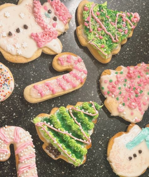 Pink Christmas Cookies Aesthetic, Decorating Cookies Party, Sugar Cookie Inspo Christmas, Girly Christmas Cookies, Christmas Treats Aesthetic, Holiday Baking Aesthetic, Pink Christmas Food, Girly Christmas Aesthetic, Christmas Baking Aesthetic