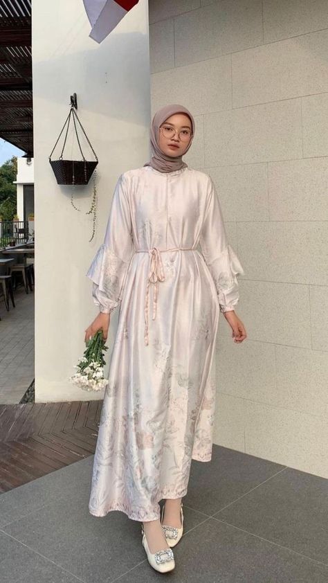 Simple Outfits Hijab, Lebaran Outfit, Dress Simple Elegant, Outfit Korean Style, Hijab Trends, Mode Abaya, Batik Fashion, Style Hijab, Fashion Design Dress