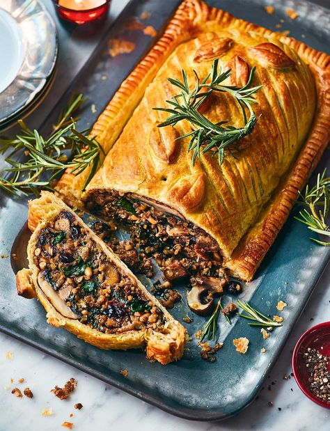 Winter Feast Dinner Parties, Vegetarian New Years Recipes, Vegan New Years Recipes, British Christmas Dinner, Vegetarian Christmas Main, Vegetarian Xmas, Nut Roast Recipe, Vegan Nut Roast, Vegetarian Wellington