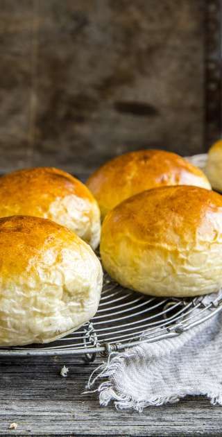 Norwegian Boller Recipe, Swedish Buns Recipe, Norwegian Bread Recipes, Norwegian Bread, Sweet Buns Recipe, Dark Chocolate Recipes, Bakery Treats, Baking Buns, Recipes Italian