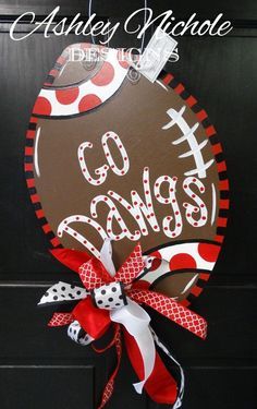 Door Hangers Ideas, Burlap Decorations, Painted Door Hangers, Football Door Hangers, Football Crafts, Sports Wreaths, Burlap Door Hangers, Football Wreath, Painted Door