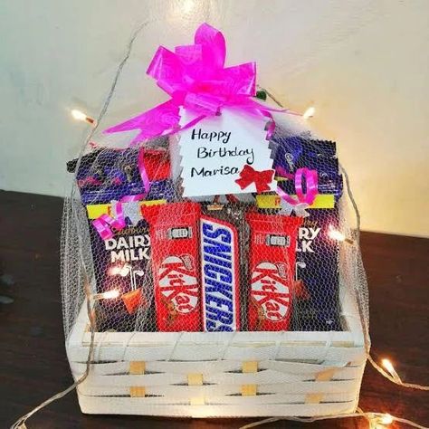 Chocolate Basket Ideas Gift, Chocolate Basket Ideas, Chocolate Basket Decoration, Hampers Packaging, Birthday Room, Chocolate Basket, Paper Quilling For Beginners, Birthday Room Decorations, Bridal Gift Wrapping Ideas