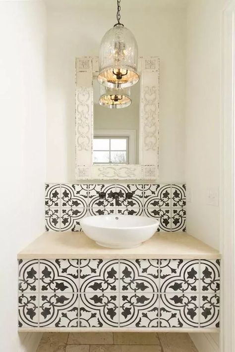 Style Toscan, Tuscan Homes, Moroccan Bathroom, Homes Decor, Mediterranean Home Decor, Bad Inspiration, Tuscan House, Spanish Style Home, Mediterranean Decor