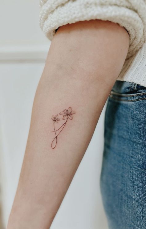 Mommy Daughter Tattoos, Small Girly Tattoos, Petit Tattoo, Silhouette Tattoos, Petite Tattoos, Weird Tattoos, Wrist Tattoos For Women, Mother Daughter Tattoos, Tattoo Feminina