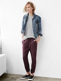 Maroon Joggers Outfit, How To Wear Sweatpants Fashionably, Overalls Fall, How To Wear Sweatpants, Maroon Joggers, Nordstrom Jeans, Jogger Pants Outfit, 2015 Fashion Trends, Joggers Outfit