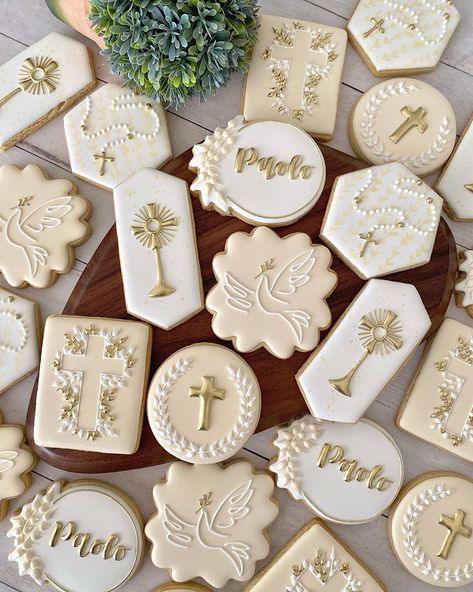 Andre Cookies no Instagram: “First Communion set for Paolo. #cookies #cookieoftheday #decoratedcookies #firstcommunioncookies #baptismcookies #ediblefavors #edibleart…” Christening Cookies, Baptism Cookies, Catholic Baptism, Confirmation Party, Communion Sets, Confirmation Cakes, First Communion Decorations, Communion Decorations, First Communion Party