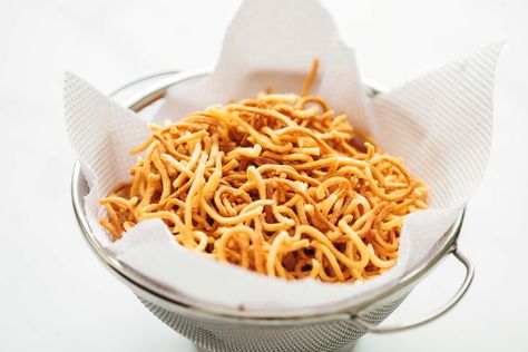 In just five easy steps, you can make your own crunchy, crispy fried noodles at home and enjoy them whenever you want. Best with manchow soup! Chinese Fried Noodles, Crispy Fried Noodles, Manchow Soup, Fried Noodles Recipe, Crispy Noodles, Chinese Stir Fry, Chow Mein Noodles, Hot And Sour Soup, Fried Noodles