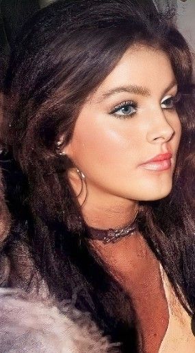 Priscilla Presley Straight Hair, Percilla Presley Make Up, Presilla Presley, Precillia Presley, Young Priscilla Presley, 70s Glamour, Brunette Aesthetic, Halloween 23, Make Up Inspo