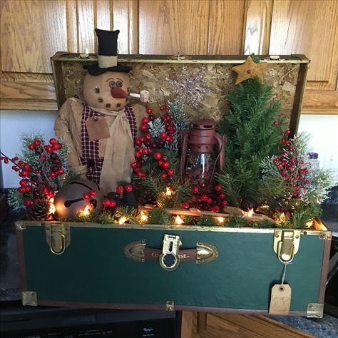 Snowman trunk Trunk Box Decor, Diy Christmas Flower Arrangements, Trunk Makeover, Christmas Booth, Primitive Christmas Decorating, Vintage Christmas Crafts, Christmas Vignettes, Christmas Tree Decorations Diy, Christmas Centerpieces Diy