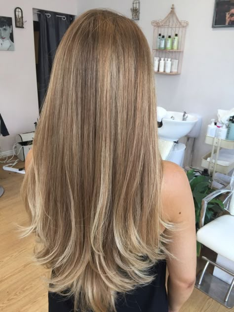 Highlights Dirty Blonde, Soft Blonde Highlights On Brown Hair, Caramel Honey Blonde, Soft Highlights, Hair Inspiration Long, Dirty Blonde Hair, Honey Blonde Hair, Brown Hair Balayage, Makijaż Smokey Eye