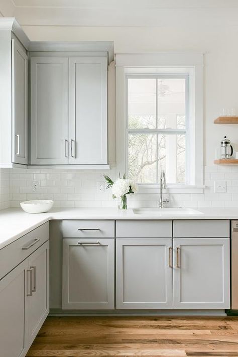 Серая Кухня, White Kitchen Remodeling, Farmhouse Kitchen Remodel, Farmhouse Kitchen Cabinets, New Kitchen Cabinets, Kitchen Cabinets Makeover, White Kitchen Design, Classic Kitchen, Grey Kitchen Cabinets