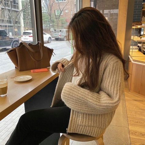 Coffee Date Outfit Korean, City Aesthetic Outfit, Chill Lifestyle, Coffee Tiramisu, Aesthetic Ethereal, Coffee Date Outfits, Japanese Lifestyle, Outfit Korean, Korean Japanese