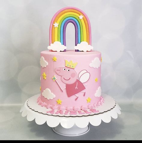 Peppa Pig Rainbow Cake, Tortas Peppa Pig, Bolo Da Peppa Pig, Peppa Pig Birthday Decorations, Peppa Pig Birthday Party Decorations, Greta Gris, Birthday Cake Tutorial, Peppa Pig Birthday Cake, Pig Birthday Cakes