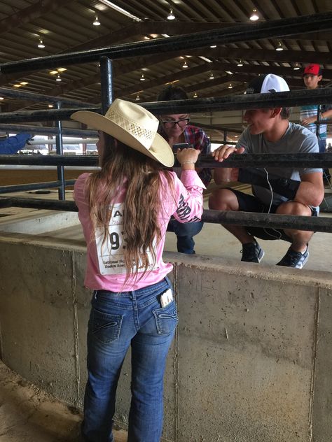 Rodeo Girlfriend, Country Girlfriend, Racing Couple, Stockshow Outfits, Barrel Racing Outfits, Country Best Friends, Country Couple Pictures, Country Relationship Goals, Cute Country Couples