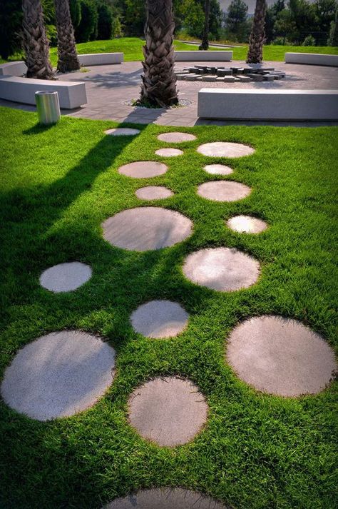 10 Ideas for Stepping Stones in Your Garden // These round stepping stones surrounded by grass, connect the various areas of this Slovenian park, and a touch of fun with their circular shape reminiscent to bubbles or marbles. Landscape Stepping Stones, Walkways Ideas, Round Stepping Stones, Stepping Stone Pathway, Stepping Stone Walkways, Stepping Stone Paths, Walkway Design, Garden Stepping Stones, Stone Walkway