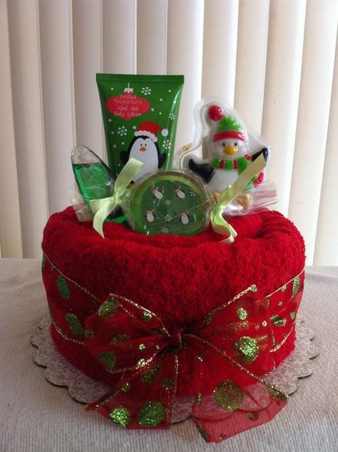 Valentines Baskets, Kitchen Towel Cakes, Wedding Towel Cakes, Beauty Gift Basket, Towel Origami, Gifts For Boyfriend Parents, Towel Cake, Towel Cakes, Towel Crafts