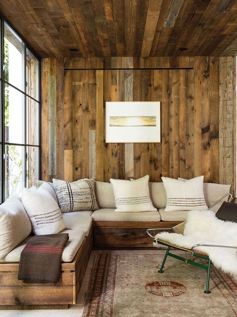 Rustic Modern Sofa Designs | Source: Jenni Kayne Home via C Magazine Cozy Rustic Decor, Rustic Cabin Interior, Modern Cabin Interior, Cabin Interior Design, Log Cabin Interior, Cabin Living Room, Rustic Home Interiors, White Couches, Modern Sofa Designs