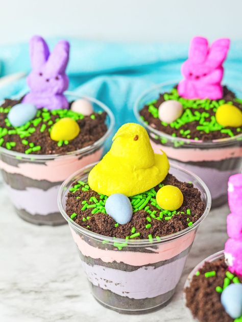 Individual Easter dirt pudding cups are the perfect way to celebrate the season. These no-bake treats are made with pudding, Oreo cookies, and everyone's favorite marshmallow Peeps. Easter Dirt Pudding, Oreo Pudding Dessert, Dirt Cake Cups, Pudding Oreo, Dirt Pudding Cups, Easter Dirt Cake, Chocolate Pudding Cups, Easter Deserts, Dirt Pudding