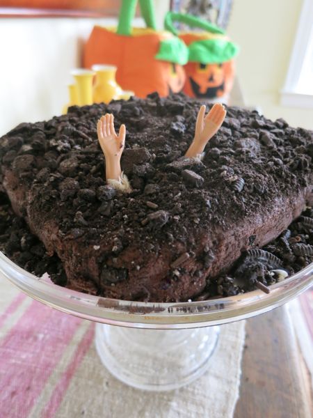 graveyard cake #halloween Halloween Brunch, Graveyard Cake, Spooky Dinner, Cake Pretty, Creepy Halloween Food, Cake Halloween, Easy Halloween Snacks, Food Halloween, Spooky Snacks