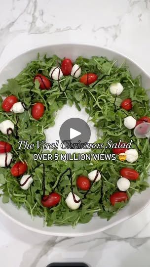 Viral Christmas Salad, Xmas Pasta Salad, Salad Wreath Christmas, Salad For Christmas Party, Wreath Salad Christmas, New Year Menu Ideas, Salads For Christmas Dinner, Christmas Salads Recipes Holidays, Christmas Salad Ideas