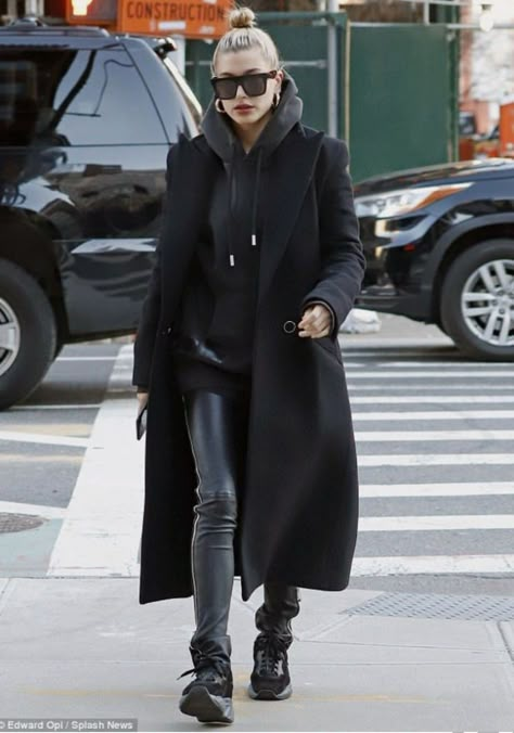 Healy Bieber, Celebrity Winter Style, Hailey Baldwin Street Style, Winter Mode Outfits, Walking Down The Street, Looks Street Style, Popular Outfits, Hailey Baldwin, Hoodie Outfit