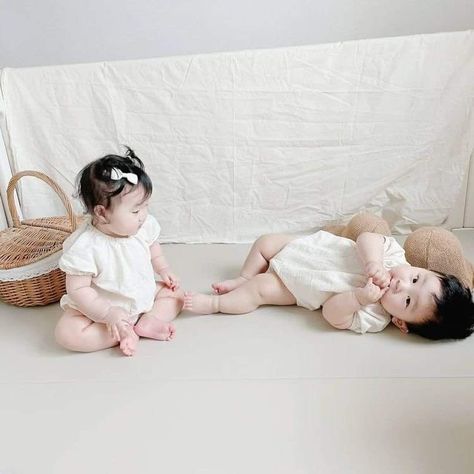 Couple With Baby, Twin Baby Boys, Baby Hug, Twin Baby Girls, Cute Twins, Korean Babies, Newborn Twins, Asian Babies