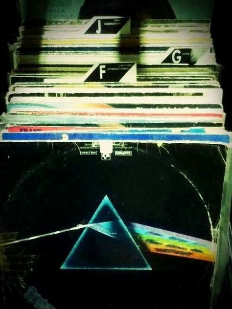 Dark Side LP Pink Floyd Black And White, Album Cover Black And White, Pink Floyd Aesthetic, Pink Floyd Record, Atom Heart Mother, David Gilmour Pink Floyd, Pink Floyd Albums, Aesthetic Black And White, Brick In The Wall