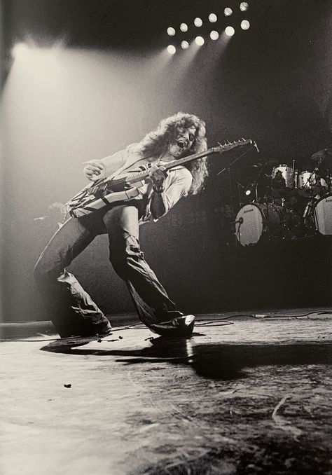 Edward Van Halen, Van Halen Wallpaper, 80s Rock Concert, Rock And Roll Aesthetic, Metal Guitarist, Famous Guitars, Best Guitar Players, Rock Aesthetic, Black And White Photo Wall