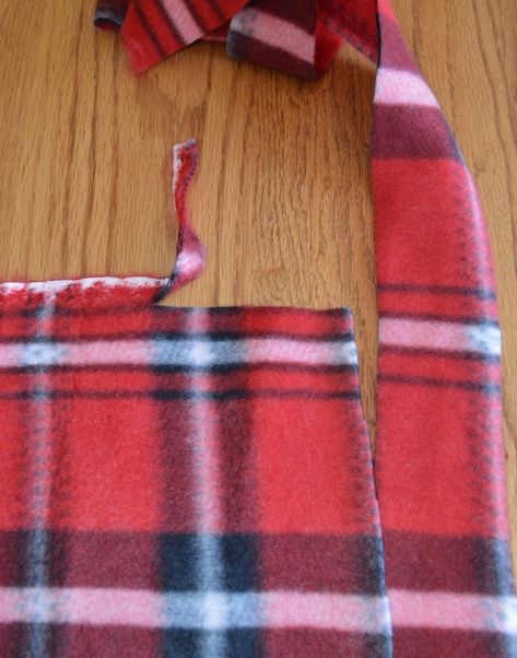 How to make a fleece scarf Fleece Scarf Pattern, Bear Patterns Sewing, Fleece Scarves, Fleece Hat Pattern, Fleece Sewing Projects, Sewing Scarves, Fleece Crafts, Fleece Projects, No Sew Fleece Blanket