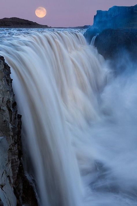 Natural Waterfalls, Matka Natura, Iceland Waterfalls, Super Moon, Beautiful Waterfalls, Nature Photographs, Places Around The World, Amazing Nature, Belle Photo