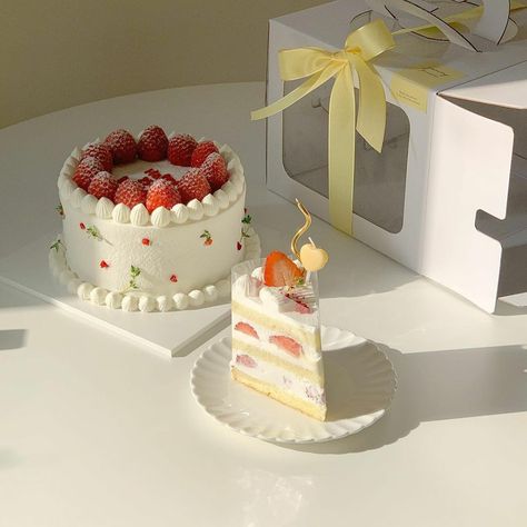 Strawberry Birthday Cake, Fruity Cake, Korean Cake, Mini Cakes Birthday, Cake Packaging, Pretty Dessert, Simple Birthday Cake, A Piece Of Cake, Strawberry Cakes