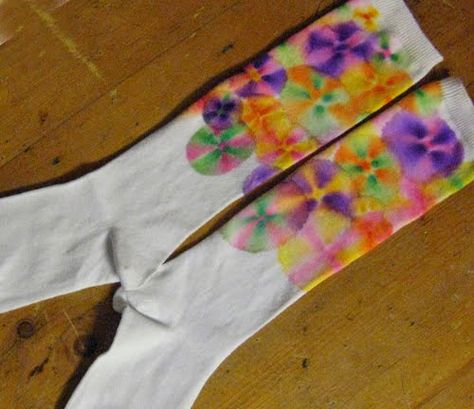 Sharpie Marker Tie-Dye Tutorial.  I already have a pin for this, but I love these socks! Rit Dye Tutorial, Sharpie Tie Dye, Tie Dye Tutorial, Fabric Dyeing Techniques, Dyeing Tutorials, Sharpie Crafts, Diy Sharpie, Tie Dye Socks, Diy Socks