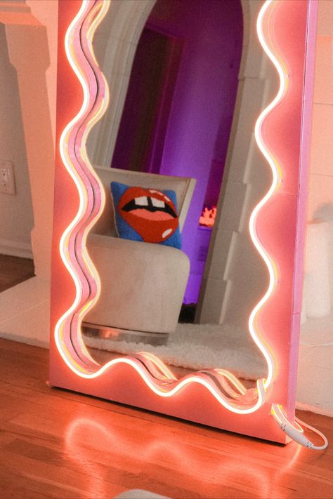 DIY wavy mirror, neon wavy mirror, Funky Lash Room, Cool Mirror Frames, Fun Mirror Ideas, Wavy Mirror Diy, Mirror Light Ideas, Funky Mirror Ideas, Neon Mirror, Cool Mirror, Funky Mirrors