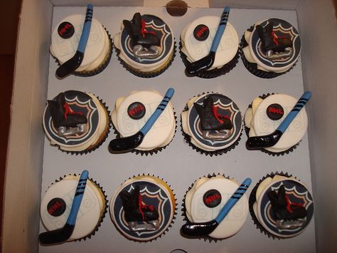 NHL Ice hockey cupcakes by Angelina Cupcake, via Flickr Hockey Snacks, Hockey Treats, Hockey Wedding Theme, Hockey Cupcakes, Hockey Birthday Cake, Hockey Cup, Hockey Diy, Hockey Wedding, Hockey Cakes