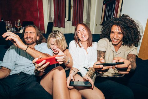 Game Night Photoshoot, Video Game Photoshoot, People Playing Video Games, Gaming With Friends, Gaming Cafe, Headshots Ideas, Cafe Photoshoot, Netflix Games, Cheerful Home