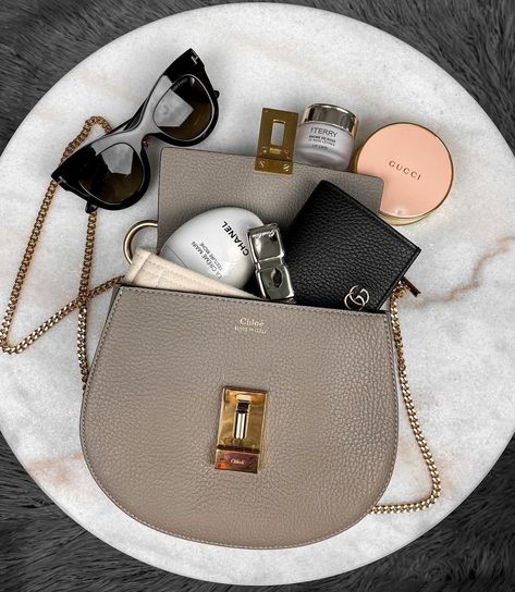 Chloe Drew bag / Designer bag #handbag #designer #womensfashion #luxurybag / Instagram: @fromluxewithlove Chloe Drew Bag, Designer Replica, Bvlgari Bags, Chloe Drew, Designer Bag, Replica Handbags, Hermes Bag, Lv Bag, Images Gif