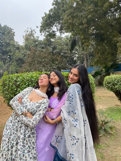 Teachers Day Outfit Indian, Desi Friends Photoshoot Ideas, Desi Poses With Friends, Sisters Photoshoot Poses, Bff Poses, Sisters Photoshoot, Friend Pictures Poses, Best Friend Poses, Bff Photoshoot Poses