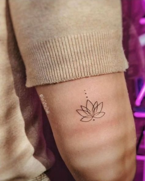 Lotus Tattoo Wrist, Waterlily Tattoos, Lotus Tat, Small Girly Tattoos, Typography Tattoo, Om Tattoo, Muster Tattoos, Petite Tattoos, Simple Tattoo Designs