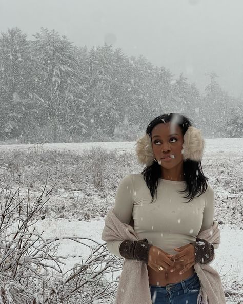 woman wearing earmuffs in the snow Winter Pictures Black Women, Pictures Black Women, Winter Pictures, Snow Day, Winter Wonderland, Black Women, Outfit Ideas, Outfit Inspo, Clothes