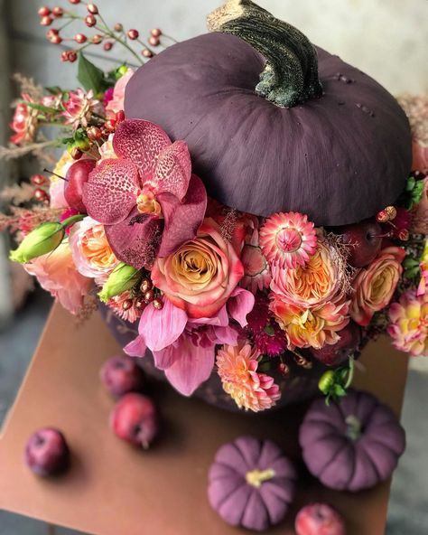 Autumn Vase, Pumpkin Floral Arrangements, Purple Pumpkin, Halloween Floral, Pretty Pumpkins, Fall Floral Arrangements, Pumpkin Flower, Fall Arrangements, Pumpkin Centerpieces