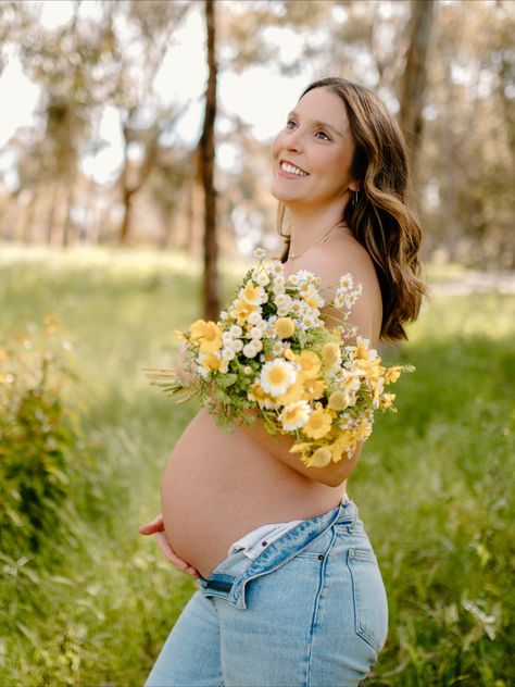 Lovely mama to be showing off her bump in jeans with a beautiful Spring bouquet Maternity Pictures With Flower Bouquet, Maternity Photos With Flowers Bouquets, Jean And Flowers Maternity Shoot, Maternity Shoot With Flower Bouquet, Bouquet Maternity Shoot, Maternity Flower Photoshoot, Spring Maternity Photos, Baby Bump Photoshoot, Baby Bump Pictures