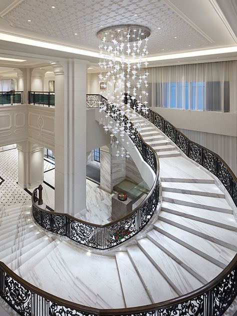 Itc Royal Bengal Kolkata, Itc Royal Bengal, Luxury Staircase Design, Stairs Luxury, Small Modern Bedroom, Luxury Stairs, Staircase Design Ideas, Luxury Staircase, Luxury Mansions Interior