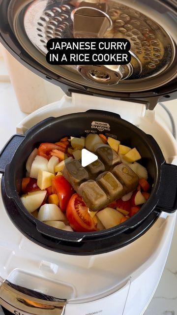 jasmine kim on Instagram: "Japanese style curry in a rice cooker…🤯 My husband was so confused when I opened the lid and it was filled with curry. 😂  Recipe IB: @eatingwithkirby and OMG I will never make curry without tomatoes ever again.  Ingredients: * 1 onion * 3 large tomatoes * 1 apple * Handful of carrots * 1 sweet potato * 1 pack ground beef * 1 pack Japanese style curry cubes * 1 cup water Steps: 1. Rough chop all the veggies. 2. Add ground beef to the rice cooker along with the chopped veggies, Japanese style curry cubes, and water. 3. Cook in the rice cooker as you would cook regular rice (~30 minutes). 4. Stir and mush together until everything is well combined. 5. Garnish with green onions and serve with fukujinzuke (pickled veggie condiment).  #easymeals #healthymeals #nutrit Rice Cooker Curry Recipes, Japanese Curry Rice Recipe, Meals In Rice Cooker, Rice Cooker Desserts, Zojirushi Rice Cooker Recipes, Curry Without Tomatoes, Rice Cooker Meals, Japanese Curry Recipe, Japan Recipes