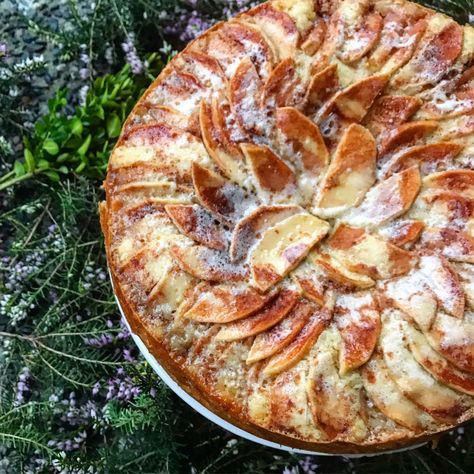 Apple Kuchen Recipe German, German Apple Kuchen, Apple Kuchen Recipe, Famous Chocolate Chip Cookies, German Dinner, German Pastries, Danish Recipes, German Apple Cake, German Food Authentic