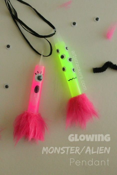 DIY Glowing Monster Alien Pendant // For more family resources visit ifamilykc.com! Glow Crafts For Kids, Cryptid Crafts, Halloween Necklace Craft, Elmo Halloween, Glow Stick Crafts, Alien Birthday, Alien Craft, Diy Galaxy Jar, Glow Stick Ideas