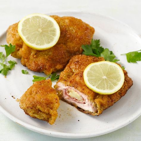 Cordon bleu klassisch Chicken Cordon, Chicken Cordon Bleu, German Food, Tandoori Chicken, Fish Recipes, Mozzarella, French Toast, Food And Drink, Meat